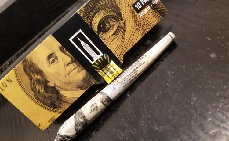 Joint roulé avec un billet de 100 dollars empire paper